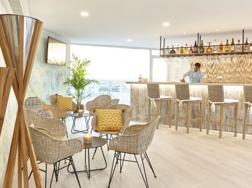 Rooftop Bar mit Terrasse - Universal Hotel Perla - S'Illot Mallorca