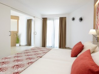 Wohn- und Schlafzimmer - Universal Hotel Perla