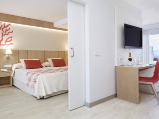 Wohn- und Schlafzimmer - Universal Hotel Perla