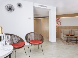 Wohn- und Schlafzimmer - Universal Hotel Perla