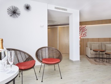 Wohn- und Schlafzimmer - Universal Hotel Perla