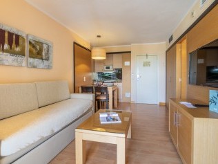 Salon avec coin repas - Zafiro Tropic