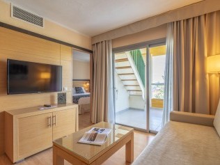 Salon avec coin repas - Zafiro Tropic