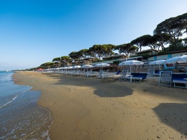 Sonnenschirme und Sandstrand