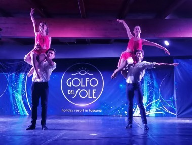 Männer halten Frau auf der Schulter