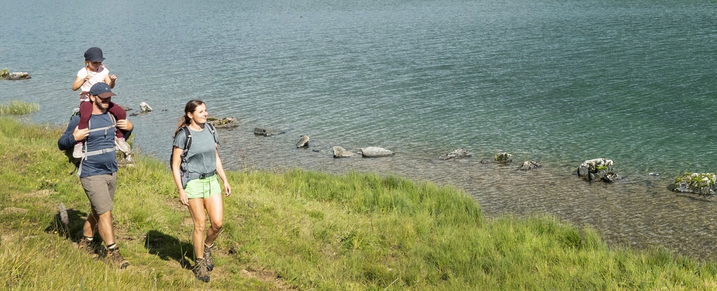 Familie am See wandern