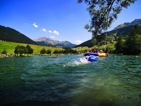 Abkühlung und Badespass am Lai Barnagn-See in Savognin