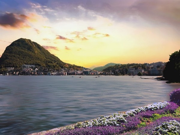 Vom Seeufer den Blick auf Lugano und Monte Generoso geniessen