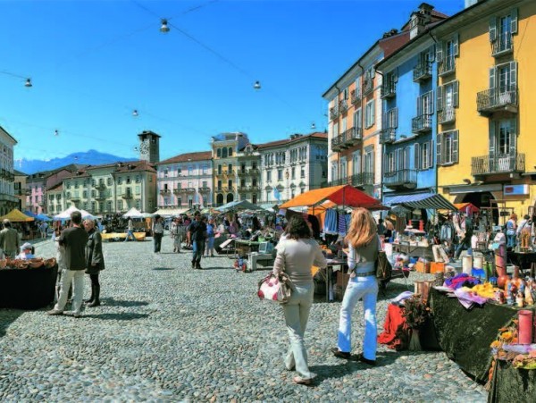 Reges Markttreiben auf der Piazza von Locarno