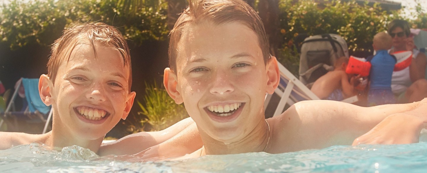 Jungs im Pool