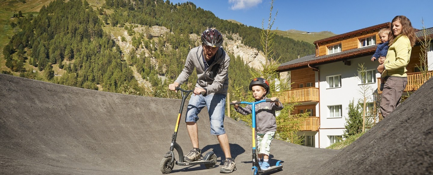 Familie auf dem Pumptrack