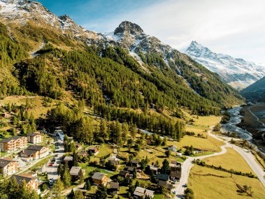 Reka-Feriendorf Zinal und die Mästestät der Berge